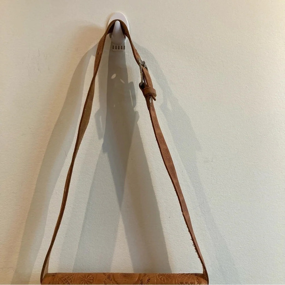 TOOLED Leather Shoulder Bag With Unique Clasp and Inside Pocket Compartments - Picture 2 of 16